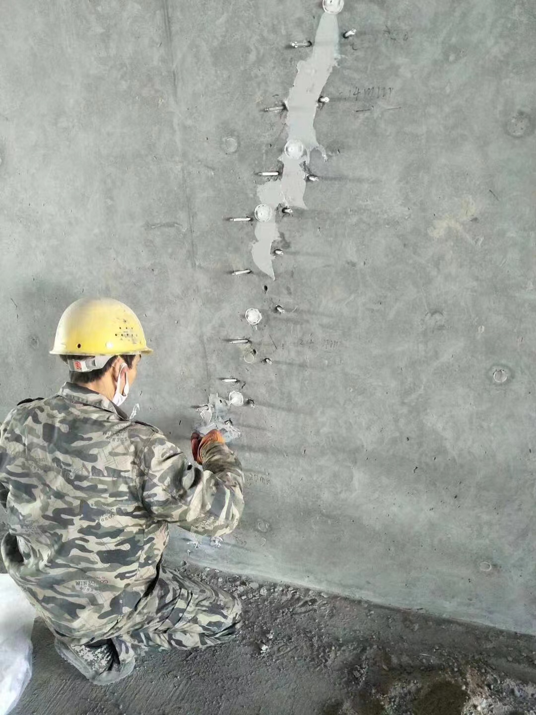 锦州混凝土楼板裂缝加固施工的方案